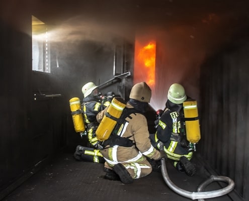 Symbolfoto: Brandbekämpfung im Gebäude