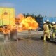 Drei Feuerwehrleute beim Löschen eines Ölbrands