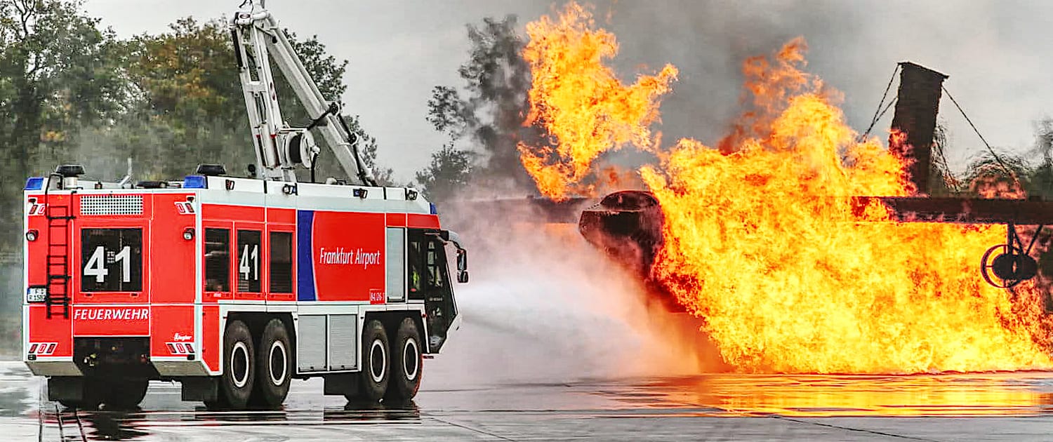 Ein Feuerwehrfahrzeug bei der Brandbekäpfung auf dem Flughafen