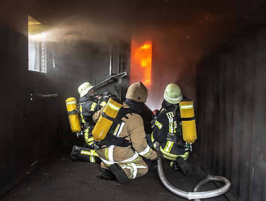 Symbolfoto: Brandbekämpfung im Gebäude