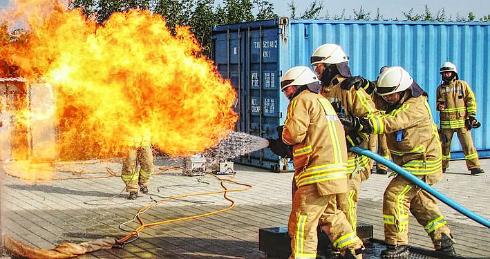 Angriffstrupp bei der Brandbekäpfung