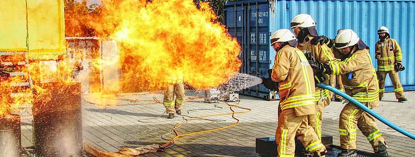 Angriffstrupp bei der Brandbekäpfung